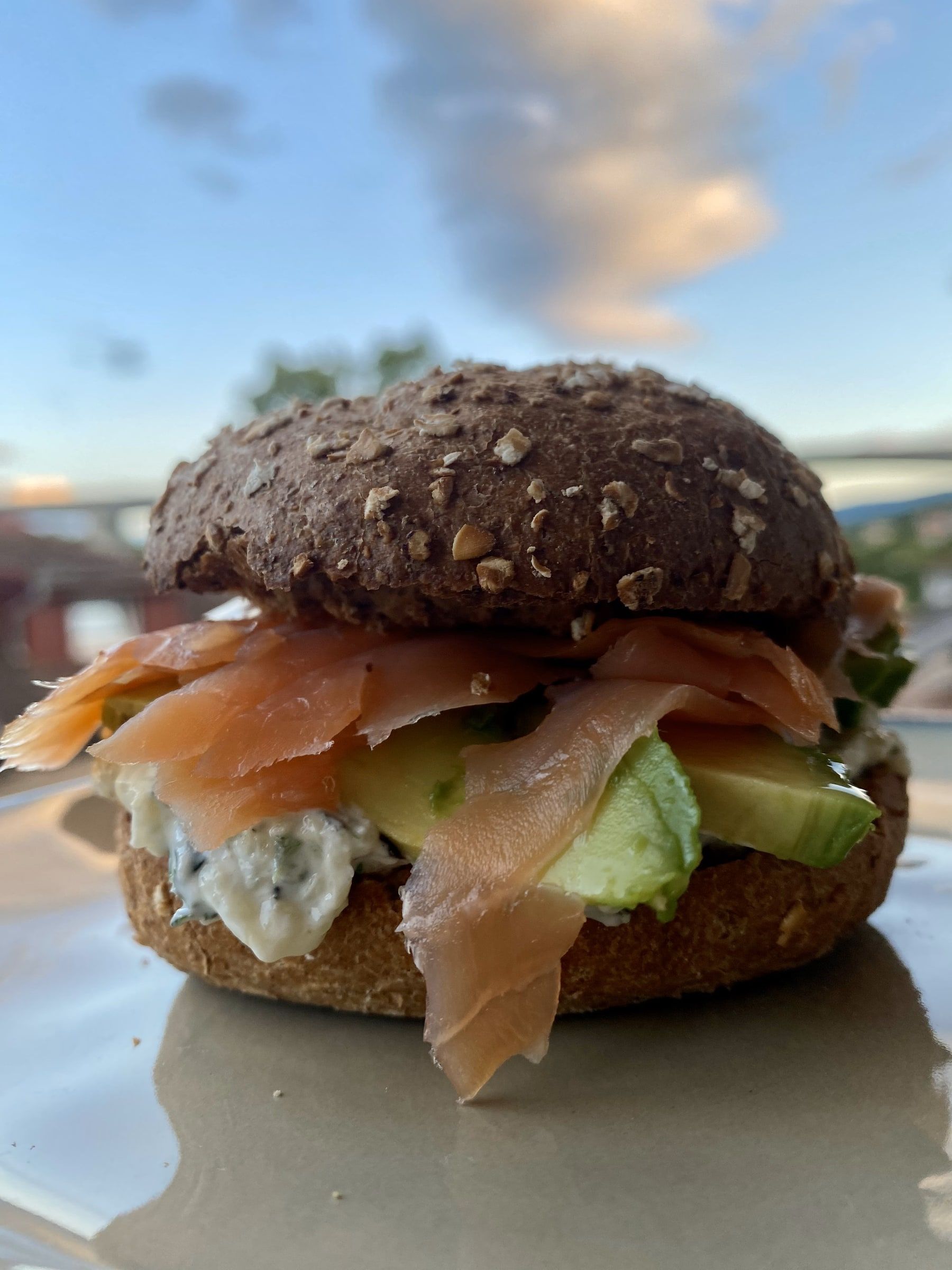 Burger au saumon, riche en oméga 3, au bord du lac